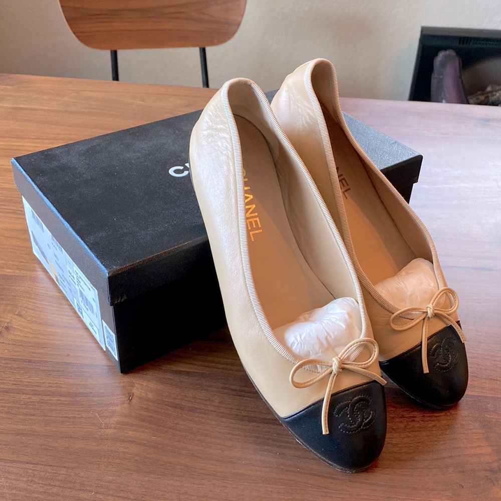 Authentic Chanel Lambskin Beige/Black Flats Size 40 EUC /10 M Cap toe